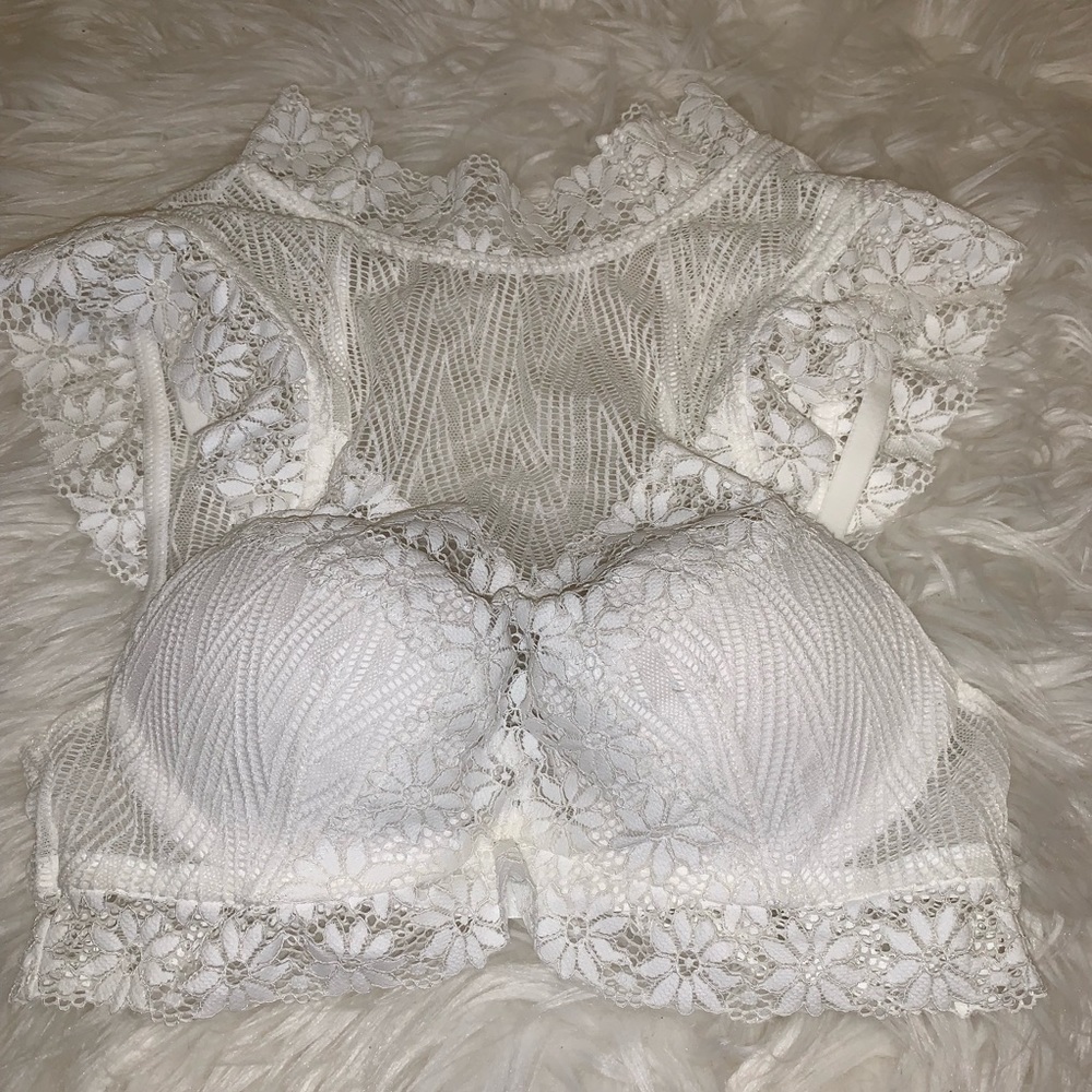 32B/32A Hollister Gillyhicks White Lace Bralette
